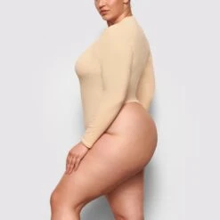 FITS EVERYBODY LONG SLEEVE CREW NECK BODYSUIT | SAND -Deals Easy Allure Wardrobe Store SKIMS BODYSUIT AP CRW 0739 CO SND SD