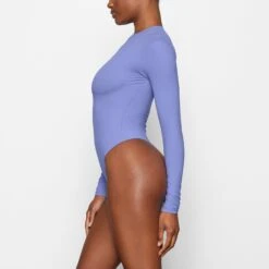 FITS EVERYBODY LONG SLEEVE CREW NECK BODYSUIT | CIELO -Deals Easy Allure Wardrobe Store SKIMS BODYSUIT AP CRW 0739 DB CIE 0011 SD