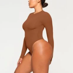 FITS EVERYBODY LONG SLEEVE CREW NECK BODYSUIT | BRONZE -Deals Easy Allure Wardrobe Store SKIMS BODYSUIT AP CRW 0739 KA BRZ 0008 SD