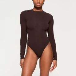 FITS EVERYBODY LONG SLEEVE CREW NECK BODYSUIT | ESPRESSO -Deals Easy Allure Wardrobe Store SKIMS BODYSUIT AP CRW 0739 KB ESP 0003 FR