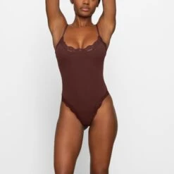 FITS EVERYBODY CORDED LACE CAMI BODYSUIT | COCOA -Deals Easy Allure Wardrobe Store SKIMS BODYSUIT BD THG 4127 FB COA 0005 FR