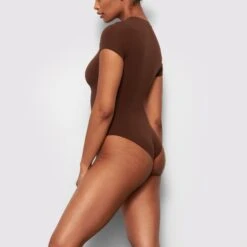 FITS EVERYBODY T-SHIRT BODYSUIT | COCOA -Deals Easy Allure Wardrobe Store SKIMS BODYSUIT BS TSH 0752 CM COA SD