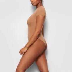 FITS EVERYBODY T-SHIRT BODYSUIT | SIENNA -Deals Easy Allure Wardrobe Store SKIMS BODYSUIT BS TSH 0752 CM SIE SD