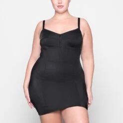 SKIMS GLAM SLIP DRESS | ONYX -Deals Easy Allure Wardrobe Store SKIMS LOUNGEWEAR AP DRS 2059 UB ONX 0005 FR