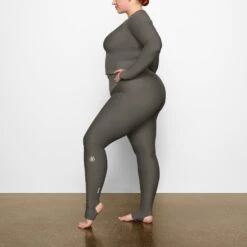 SKIMS PERFORMANCE HIGH-WAISTED STIRRUP LEGGING | GUNMETAL -Deals Easy Allure Wardrobe Store SKIMS LOUNGEWEAR AP LEG 1602 AC CBN 0008 SD