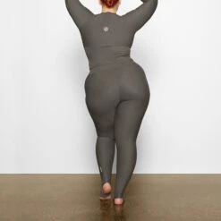 SKIMS PERFORMANCE HIGH-WAISTED STIRRUP LEGGING | GUNMETAL -Deals Easy Allure Wardrobe Store SKIMS LOUNGEWEAR AP LEG 1602 AC CBN 0017 BK