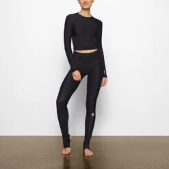 SKIMS PERFORMANCE HIGH-WAISTED STIRRUP LEGGING | ONYX -Deals Easy Allure Wardrobe Store SKIMS LOUNGEWEAR AP LEG 1602 AD ONX 0004 FR