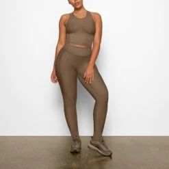 SKIMS PERFORMANCE HIGH-WAISTED 7/8 LEGGING | OXIDE -Deals Easy Allure Wardrobe Store SKIMS LOUNGEWEAR AP LEG 1605 AA OXD 0006 FR
