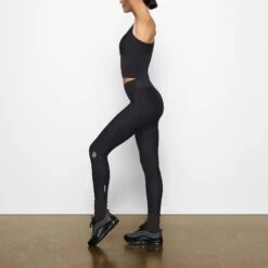 SKIMS PERFORMANCE HIGH-WAISTED 7/8 LEGGING | ONYX -Deals Easy Allure Wardrobe Store SKIMS LOUNGEWEAR AP LEG 1605 AD ONX 0013 SD