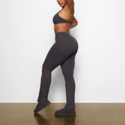 OUTDOOR SPLIT HEM LEGGING | ASH -Deals Easy Allure Wardrobe Store SKIMS LOUNGEWEAR BO LEG 2784 AA ASH 0011 SD