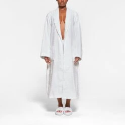 SKIMS SPA TERRY SHORT | SNOW -Deals Easy Allure Wardrobe Store SKIMS LOUNGEWEAR BO SHO 4176 QB SNO 0001 FR