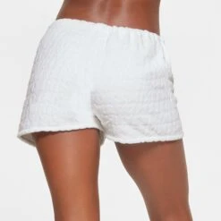 SKIMS SPA TERRY SHORT | SNOW -Deals Easy Allure Wardrobe Store SKIMS LOUNGEWEAR BO SHO 4176 QB SNO 0016 BK