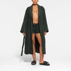 SKIMS SPA TERRY ROBE | PINE -Deals Easy Allure Wardrobe Store SKIMS LOUNGEWEAR RB LNG 2873 QA PNE 0019 FR
