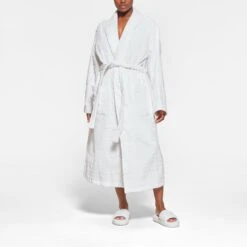 SKIMS SPA TERRY ROBE | SNOW -Deals Easy Allure Wardrobe Store SKIMS LOUNGEWEAR RB LNG 2873 QB SNO 0005 FR