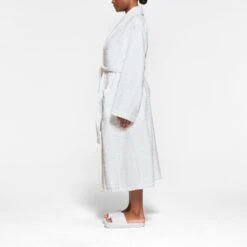 SKIMS SPA TERRY ROBE | SNOW -Deals Easy Allure Wardrobe Store SKIMS LOUNGEWEAR RB LNG 2873 QB SNO 0006 SD