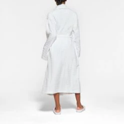 SKIMS SPA TERRY ROBE | SNOW -Deals Easy Allure Wardrobe Store SKIMS LOUNGEWEAR RB LNG 2873 QB SNO 0011 BK
