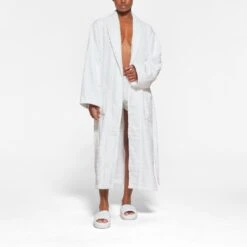 SKIMS SPA TERRY ROBE | SNOW -Deals Easy Allure Wardrobe Store SKIMS LOUNGEWEAR RB LNG 2873 QB SNO 0015 FR