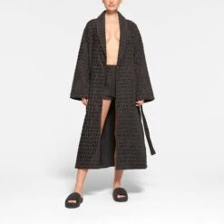 SKIMS SPA TERRY ROBE | ASH -Deals Easy Allure Wardrobe Store SKIMS LOUNGEWEAR RB LNG 2873 QC ASH 0016 FR